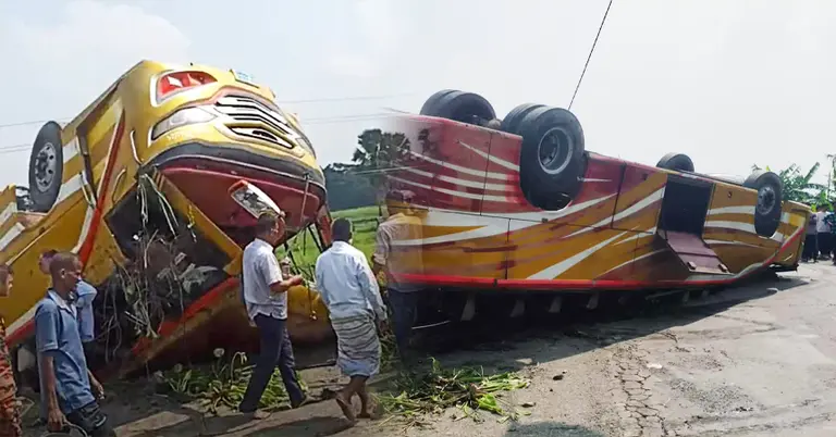 সংঘর্ষে উল্টে যাওয়া বাস